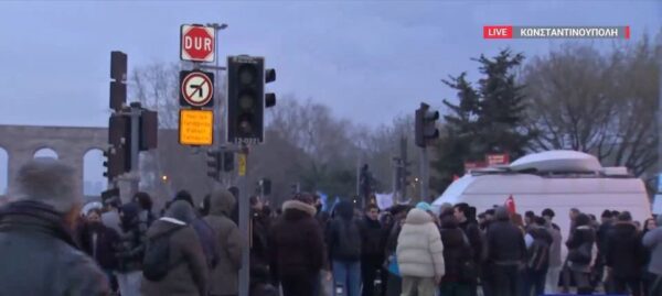 Κωνσταντινούπολη: Νύχτα έντασης με χιλιάδες συγκεντρωμένους να διαμαρτύρονται για τη σύλληψη του Ιμάμογλου