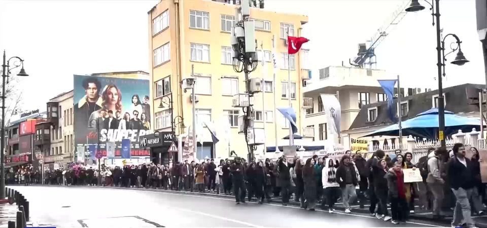 Τεταμένο κλίμα με μαζικές διαδηλώσεις υπέρ του Ιμάμογλου στην Τουρκία – Δεκάδες συλλήψεις για αναρτήσεις στα social media