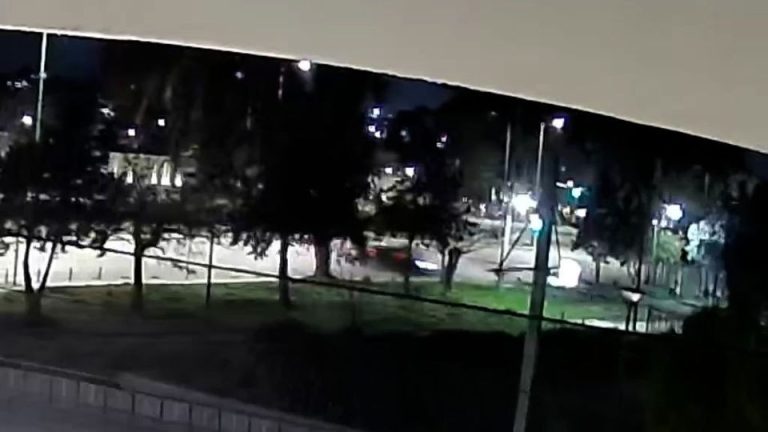 Τροχαίο στη Γλυφάδα: Αυτοκίνητο έπεσε σε στάση λεωφορείου – Τρεις τραυματίες - ντοκουμέντο