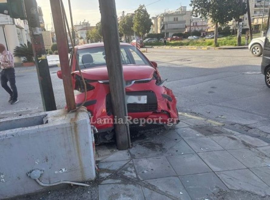  Τροχαίο στην Λαμία: ΙΧ “καρφώθηκε” σε κολώνα – Τραυματίστηκε μια γυναίκα 