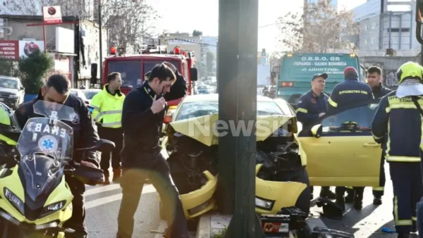 Τροχαίο στην Πειραιώς: Πέθανε και η 61χρονη επιβάτιδα του ταξί που καρφώθηκε σε κολώνα
