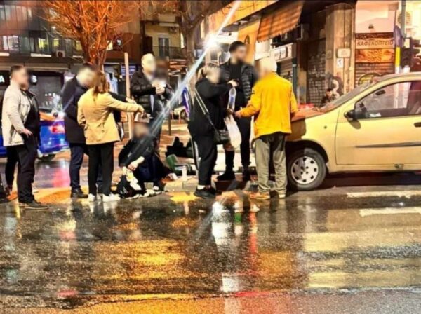Θεσσαλονίκη: Αυτοκίνητο καβάλησε νησίδα και έπεσε σε φανάρι στο κέντρο – Τραυματίστηκε πεζός