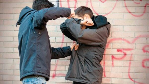 Βία ανηλίκων: Παιδιά κατήγγειλαν ξυλοδαρμούς από συμμαθητές τους σε Εύβοια και Θεσσαλονίκη