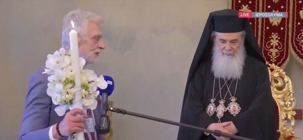 Η παράδοση του Αγίου Φωτός στην ελληνική αποστολή από τον Πατριάρχη Ιεροσολύμων Θεόφιλο Γ’