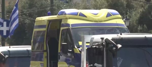 Πώς συνέβη το τροχαίο στο Παγκράτι – Σε σοβαρή κατάσταση η μία πεζή και η ασθενής που μετέφερε το ασθενοφόρο