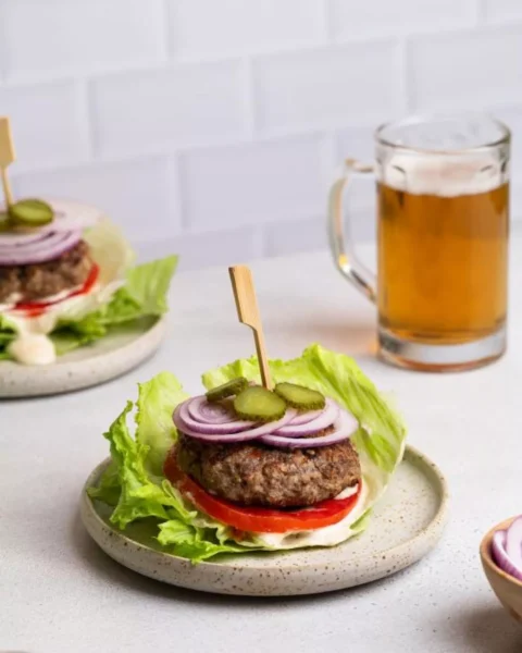 Light burger με πλούσια σάλτσα πίκλας σε φύλλα μαρουλιού
