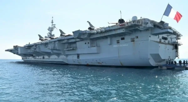 Επίσκεψη αρχηγού ΓΕΝ στο γαλλικό αεροπλανοφόρο Charles De Gaulle στο λιμάνι του Πειραιά