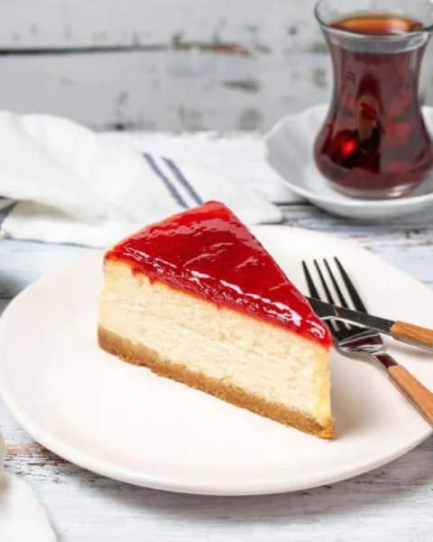 Εύκολο cheesecake με ζαχαρούχο γάλα και μαρμελάδα φράουλα
