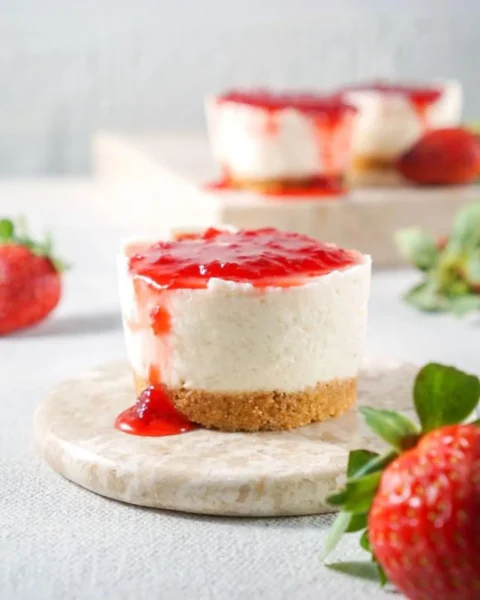 Ατομικά cheesecakes φράουλας με πασχαλινά κουλουράκια