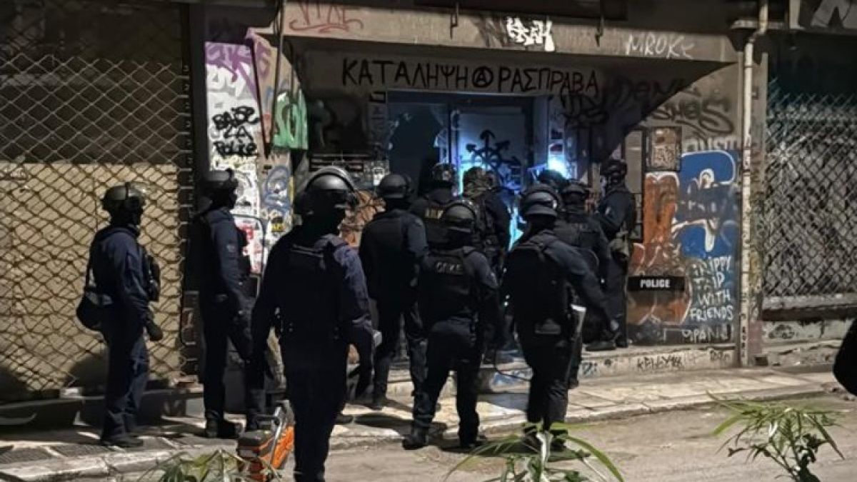 εκκενωση-καταληψης-εξαρχεια Εξάρχεια: Εκκένωση κτιρίου υπό κατάληψη - Οι Αρχές συλλέγουν αντικείμενα για γενετικό υλικό