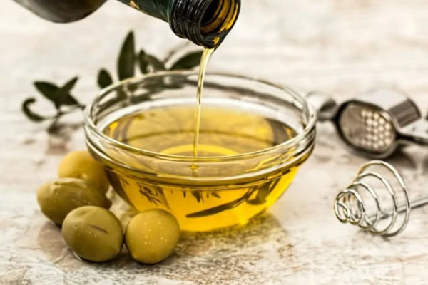 «Στάση αναμονής» τηρούν οι κλάδοι επιτραπέζιας ελιάς και τυποποιημένου ελαιόλαδου μετά την ανακοίνωση των δασμών Τραμπ
