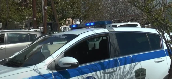 Νεκρός άντρας από πυροβολισμούς στην Καλλιθέα – Εντοπίστηκε μέσα σε αυτοκίνητο σε πυλωτή