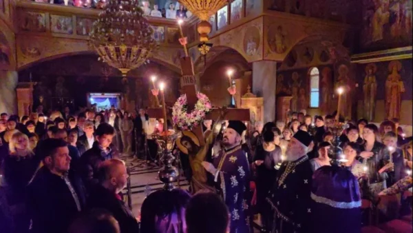 Σε κατανυκτική ατμόσφαιρα γίνεται η περιφορά των επιταφίων μέσα από τη θάλασσα σε παραλιακές περιοχές της Πελοποννήσου