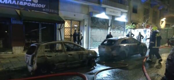 Εξάρχεια: «Οι φλόγες από τα καμένα αυτοκίνητα έφτασαν στα μπαλκόνια» – Μαρτυρίες κατοίκων