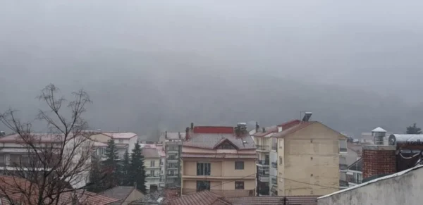 Φλώρινα: Χιονίζει και μέσα στην πόλη – Κλειστά τα σχολεία τη Δευτέρα σε Φλώρινα και Πρέσπα
