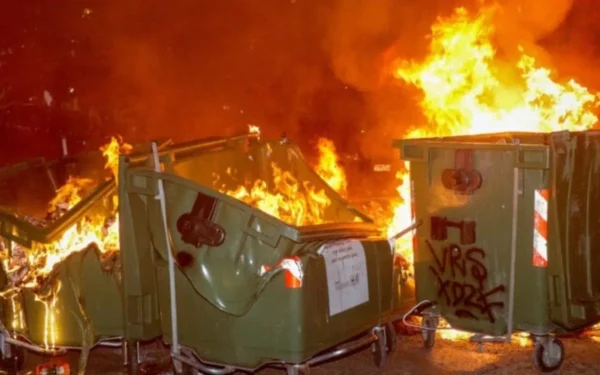 Έβαλαν φωτιά σε κάδους απορριμμάτων σε περιοχές της Θεσσαλονίκης