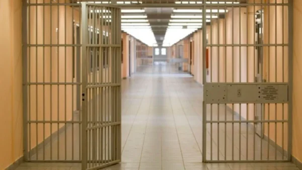Σε κάθειρξη 12 ετών η γυναίκα που πέταξε το 11 μηνών παιδί της στον Αλιάκμονα