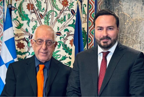 Τον Πρόεδρο της Βουλής των Ελλήνων, Νικήτα Κακλαμάνη επισκέφτηκε ο ειδικός καρδιολόγος και Βουλευτής της ΝΔ στην Α’ Θεσσαλονίκης Διαμαντής Γκολιδάκης, στο γραφείο του στην Βουλή. Η συνάντηση πραγματοποιήθηκε σε εποικοδομητικό κλίμα με επίκεντρο της συζήτησης να αποτελούν τα σημαντικά ζητήματα που αφορούν την πόλη της Θεσσαλονίκης. Ιδιαίτερη αναφορά έγινε στο επιβλητικό ιστορικό ΔΙΑΜΑΝΤΗΣ ΓΚΟΛΙΔΑΚΗΣ Βουλευτής Α’ Θεσσαλονίκης κτίριο του Κυβερνείου της Καλαμαριάς, γνωστό ως “Παλατάκι”, για το οποίο τον Ιούνιο του 2024 υπογράφηκε Μνημόνιο Συνεργασίας μεταξύ της Βουλής των Ελλήνων, Υπερταμείου και ΕΤΑΔ. Ο Πρόεδρος κ. Κακλαμάνης ενημέρωσε τον Καλαμαριώτη Βουλευτή για την πρόοδο των μελετών, οι οποίες προχωρούν με γοργούς ρυθμούς καθώς και για την στήριξη της Βουλής, ώστε το Κυβερνείο να αποκτήσει “ ξανά ζωή”. Παράλληλα, συζητήθηκε και η αναδιαμόρφωση του περιβάλλοντα χώρου του κτιρίου, η οποία απαιτεί ειδική πρόνοια στις μελέτες που διενεργούνται και θα μετατρέψουν το “Παλατάκι”, σε συνδιασμό με τις υπόλοιπες εργασίες, σε ένα πολυλειτουργικό, φιλόξενο κέντρο, ανοικτά προσβάσιμο σε όλους τους δημότες και επισκέπτες, συμβάλλοντας ουσιαστικά στην αναβάθμιση της Καλαμαριάς αλλά και ολόκληρης της Θεσσαλονίκης. Την ίδια στιγμή επίκειται ο καθορισμός του ακριβούς προϋπολογισμού του συνολικού έργου, ο οποίος βρίσκεται υπό μελέτη. ΔΙΑΜΑΝΤΗΣ ΓΚΟΛΙΔΑΚΗΣ Βουλευτής Α’ Θεσσαλονίκης Από την μεριά του ο κ. Γκολιδάκης εξέφρασε την πεποίθησή του, πως η πολυετή εμπειρία του κ. Κακλαμάνη στην πολιτική, το ήθος και η συνέπειά του θα του επιφέρουν μια αξιόλογη θητεία με σεβασμό στις αρχές της Δημοκρατίας. «Καλή Δύναμη και Επιτυχία στα νέα του καθήκοντα ως Πρόεδρος της Βουλής», ευχήθηκε ο κ. Γκολιδάκης στον κ. Κακλαμάνη. Οι δύο άντρες συμφώνησαν να βρίσκονται ανά τακτά χρονικά διαστήματα, ώστε να συζητούν για την πορεία των διαδικασιών της ανάπλασης του Κυβερνείου και για άλλα σημαντικά θέματα που απασχολούν τους πολίτες.