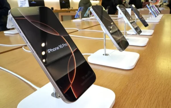H Apple μετέφερε αεροπορικά 1,5 εκατομμύρια iPhone από την Ινδία ώστε να προλάβει τους δασμούς του Ντόναλντ Τραμπ