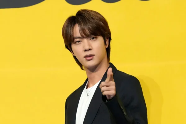 K-Pop: Ο Jin των BTS ανακοίνωσε την πρώτη του σόλο παγκόσμια περιοδεία