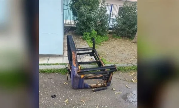 Θεσσαλονίκη: Άγνωστοι πέταξαν καναπέ σε αυλή σχολείου και του έβαλαν φωτιά