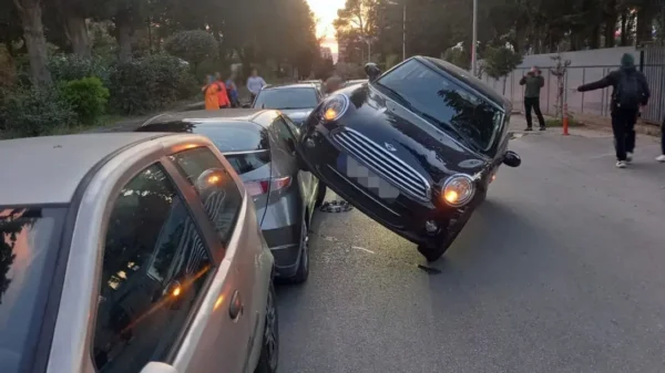 Απίστευτο ατύχημα έξω από το Ζηρίνειο και διακοπή αγώνα βόλεϊ - Ηλικιωμένη οδηγός καβάλησε αμάξι διαιτητή, δείτε βίντεο και φωτογραφίες