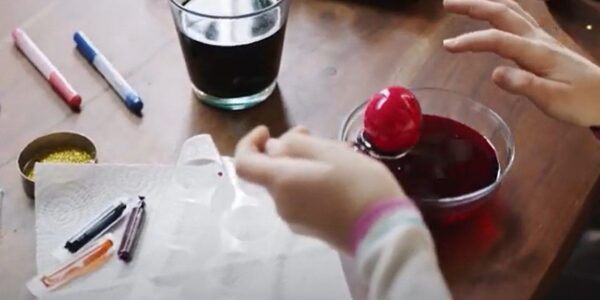 Τι συμβολίζει το κόκκινο χρώμα στα αυγά - video