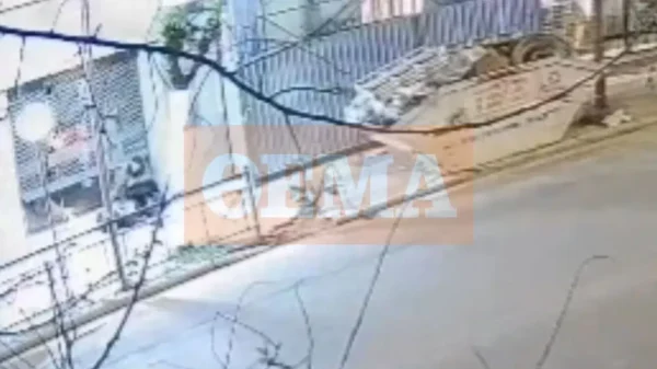 Μεταξουργείο: Η στιγμή που καταρρέει ο άνδρας που έχασε τη ζωή του από μαχαιριά – Δείτε βίντεο