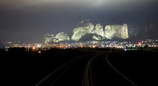 Μοναδικά φωτισμένα Μετέωρα το Πάσχα - φωτογραφίες
