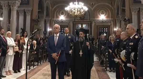 Εψάλη το «Χριστός Ανέστη» στη Μητρόπολη Αθηνών