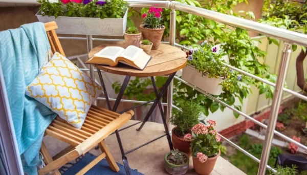 3 tips για να καθαρίσετε αποτελεσματικά τα ξύλινα έπιπλα στη βεράντα