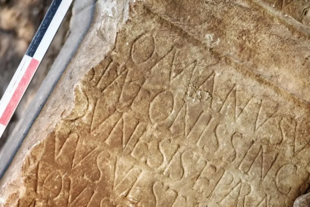Στο «φως» τα μυστικά των αρχαίων οχυρών: Ανακαλύφθηκε ρωμαϊκό ιερό 1.700 ετών κατά τις ανασκαφές σε ιστορικό κάστρο