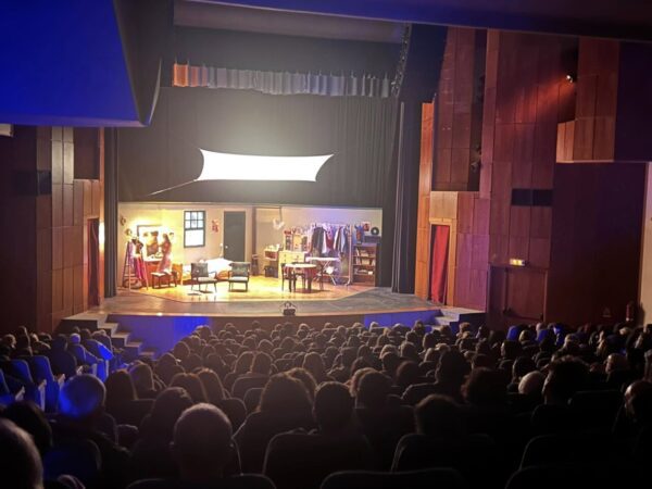 Σέρρες: Με μεγάλη επιτυχία η πρεμιέρα για τα «Οργισμένα Νιάτα» στο Δημοτικό Θέατρο «Αστέρια»
