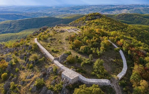 Στο «φως» τα μυστικά των αρχαίων οχυρών: Ανακαλύφθηκε ρωμαϊκό ιερό 1.700 ετών κατά τις ανασκαφές σε ιστορικό κάστρο