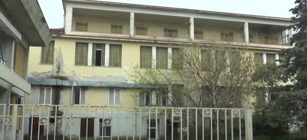 Καταρρέει το παλιό νοσοκομείο Σερρών: Δείτε video από το εσωτερικό του, τι λένε οι Σερραίοι