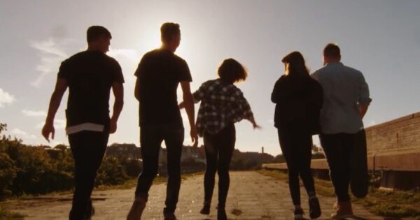 Youth Pass: Δεκάδες χιλιάδες νέοι έχουν κάνει αίτηση για την ψηφιακή χρεωστική κάρτα των 150 ευρώ