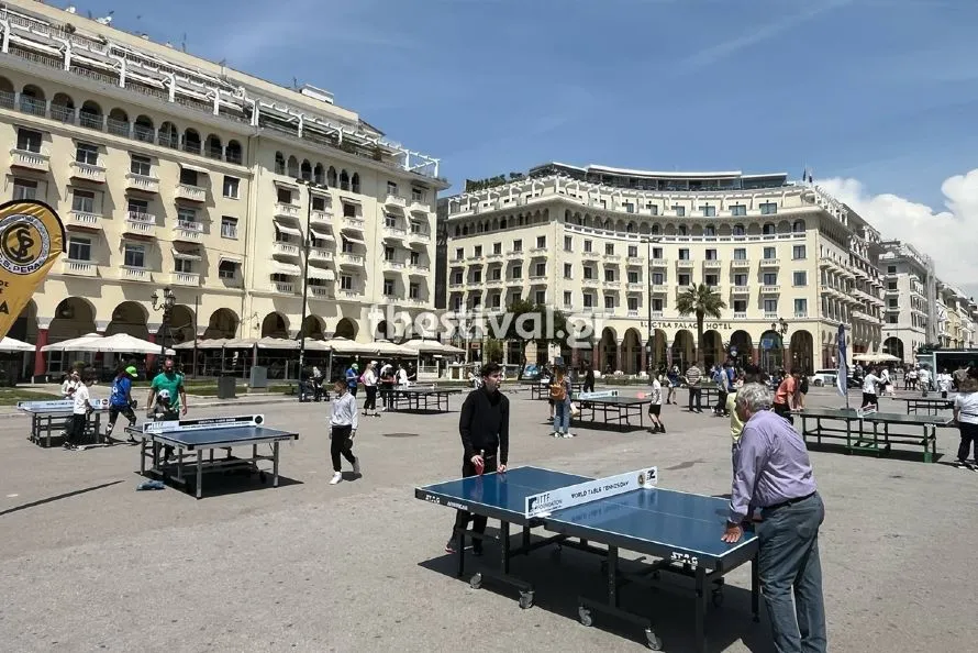 Θεσσαλονίκη: Ατελείωτο πινγκ- πονγκ στη πλατεία Αριστοτέλους από μικρούς και μεγάλους (φωτο & video)