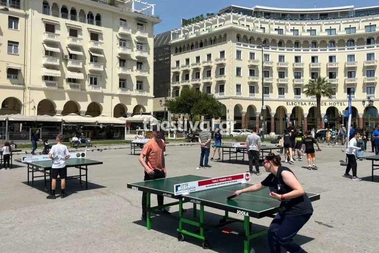Θεσσαλονίκη: Ατελείωτο πινγκ- πονγκ στη πλατεία Αριστοτέλους από μικρούς και μεγάλους (φωτο & video)