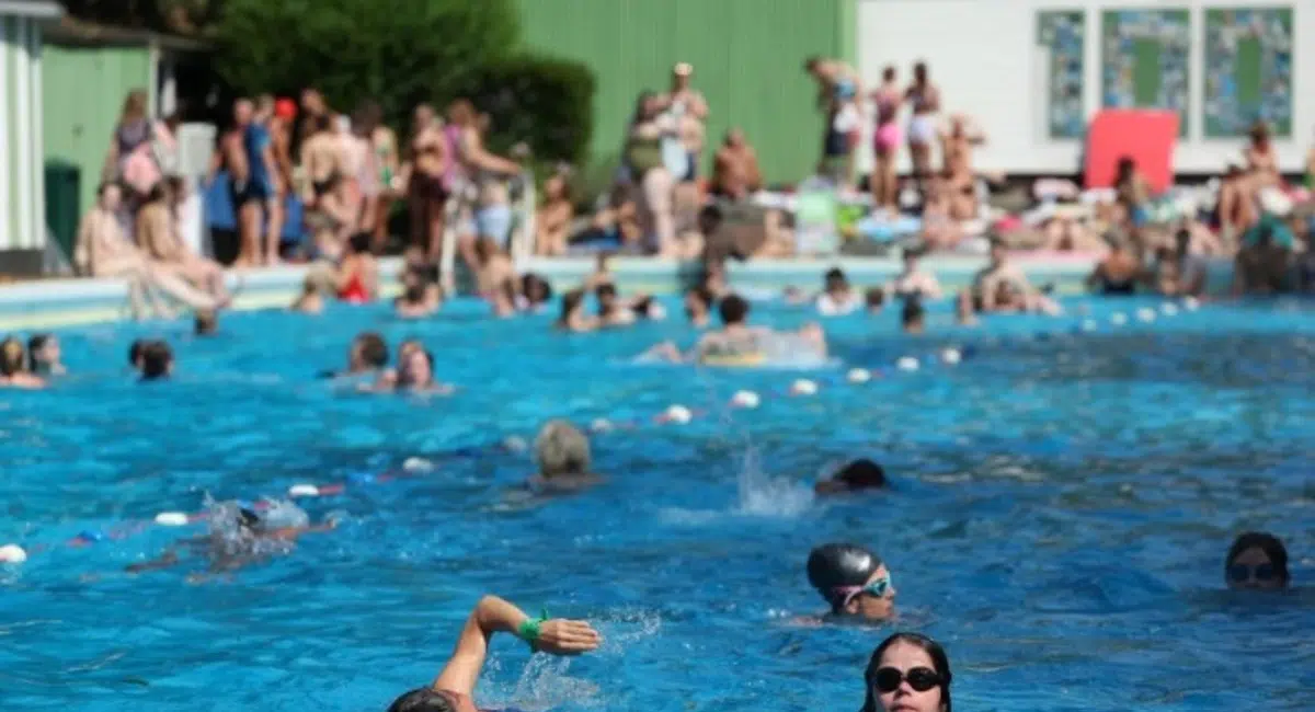 Στο Παρίσι, οι δημοτικές πισίνες υπό επιτήρηση έπειτα από καταγγελίες για ηδονοβλεψίες