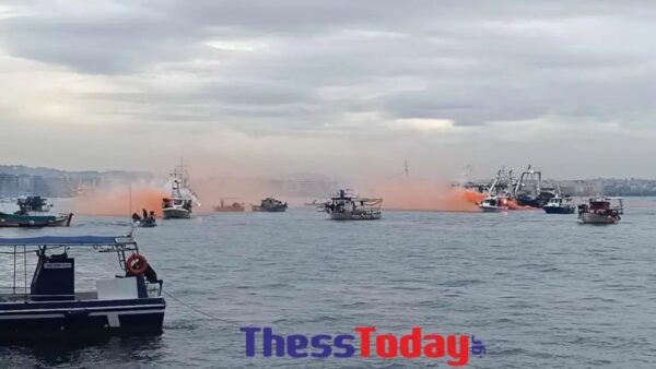 Ψαράδες στον Θερμαϊκό διαμαρτύρονται με καπνογόνα και φωτοβολίδες χειρός