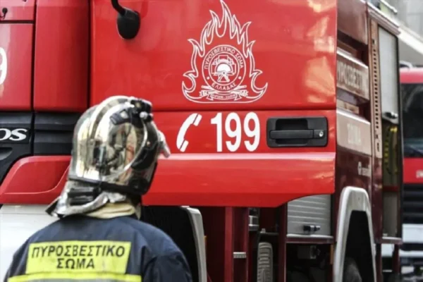 Λάρισα: Πυρκαγιά σε διαμέρισμα – Επιχείρησαν 12 πυροσβέστες