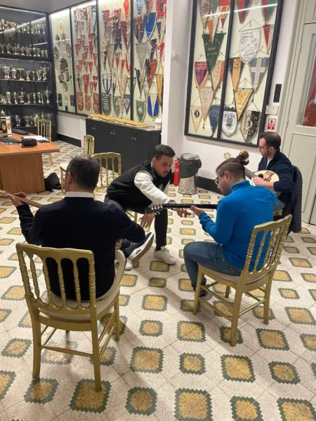 Ο Έλληνας που διδάσκει τους Τούρκους διπλοπενιές - «Τρελαίνονται για μπουζούκι…»