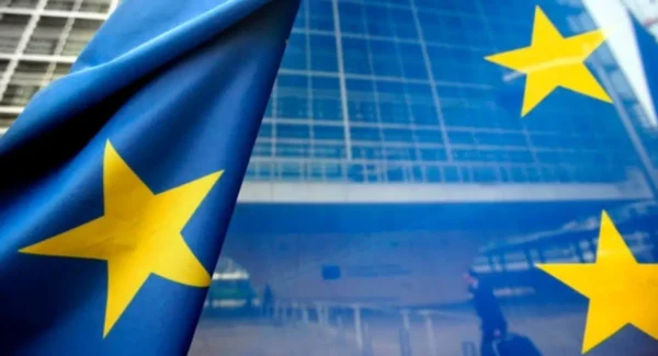 H ΕΕ απειλεί να βάλει στο στόχαστρο τεχνολογικούς γίγαντες των ΗΠΑ
