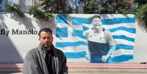 Ζωγραφίζει από τον Μανόλο μέχρι τον Αντετοκούνμπο και δίνει χρώμα στις σχολικές αυλές!