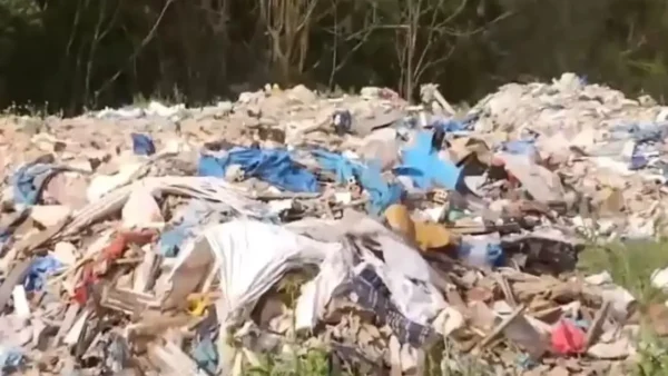 Μενίδι: Λόφοι απορριμμάτων από το Τζάνειο στην κοίτη του Κηφισού – Συγκλονιστικές εικόνες