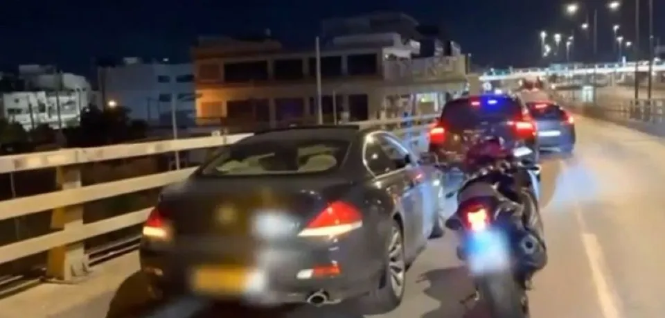 Αστυνομικοί ακινητοποιούν οδηγό που έτρεχε με 206 χλμ στη Συγγρού - Δείτε video