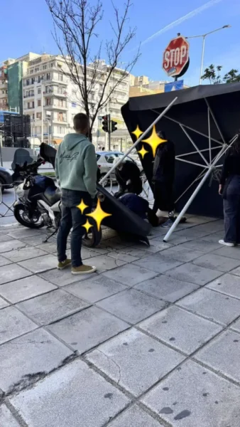 Θεσσαλονίκη: Τραυματίστηκε γυναίκα από ομπρέλα που έπεσε λόγω των ισχυρών ανέμων- Μεταφέρθηκε στο νοσοκομείο (φωτο)