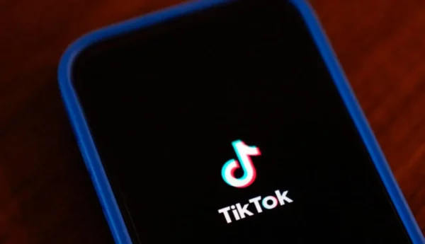 Το Παρίσι προσέφυγε στην Ευρωπαϊκή Επιτροπή κατά της τάσης “Skinnytok” στο TikTok