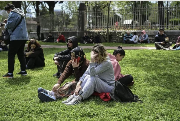 Περισσότεροι από 120 μετασεισμοί στην Κωνσταντινούπολη – Δύσκολη νύχτα σε σκηνές για δεκάδες οικογένειες