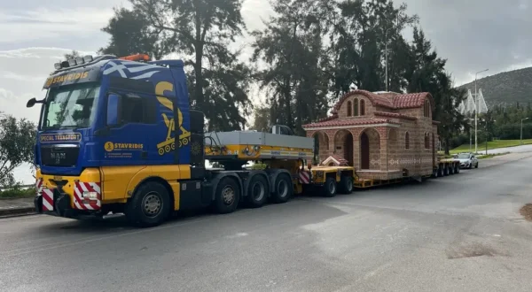 «Τρανσφόρμερ» από τα Γιαννιτσά προσθέτει και αφαιρεί έως 264 ρόδες, ενώ μεταφέρει από ανεμογεννήτριες μέχρι εκκλησία